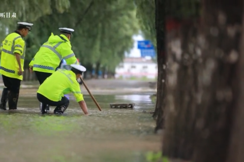 甘肃正宁：暴雨侵袭 公安民辅警守护群众平安