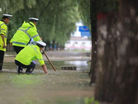 甘肃正宁：暴雨侵袭 公安民辅警守护群众平安