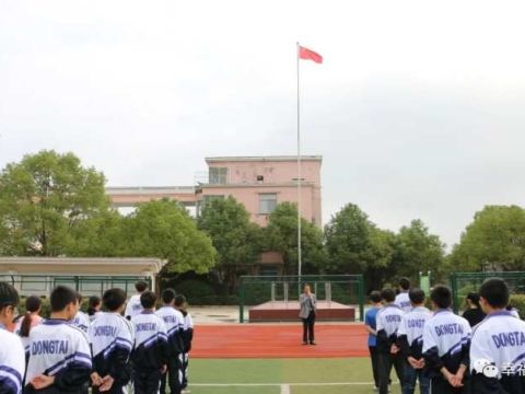 江苏东台五烈镇廉贻中学举行升旗仪式