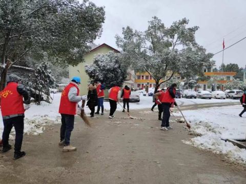 湖南武冈市双牌镇：除雪保畅党员带头 志愿服务温暖人心