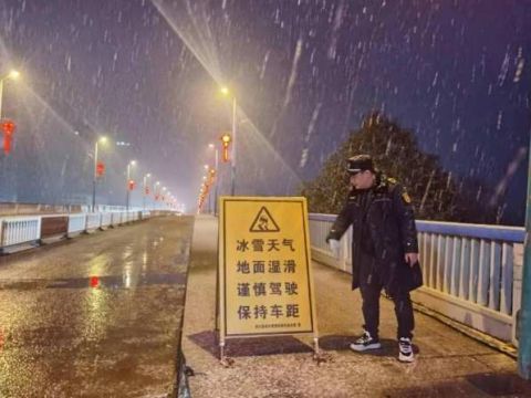 湖南洞口县城管局：积极应对低温雨雪天气  全力做好除雪保通工作