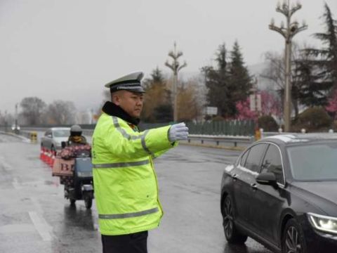 以雪为令  甘肃麦积公安全警动员积极应对冰雪天气道路交通安全管理工作