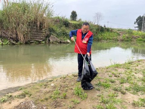 重庆沙坪坝区人大代表变身环卫工  学雷锋展时代新风