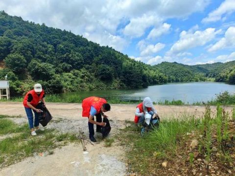 江西信丰县：党建引领打好北江源头“生态名片”