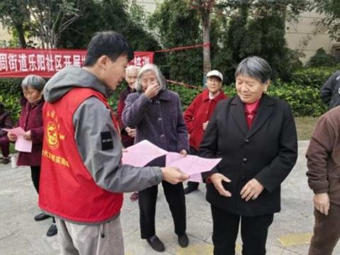 乐阳社区党总支深入开展《中国共产党统一战线工作条例》入户宣传活动