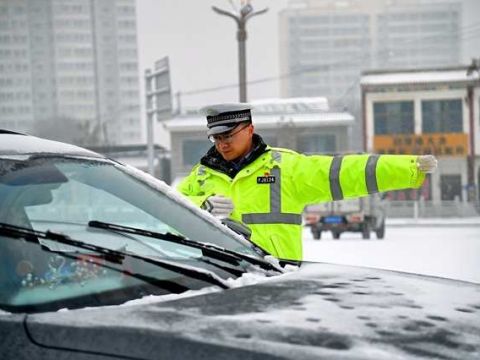 甘肃永靖公安：雪天在线，守护出行安全