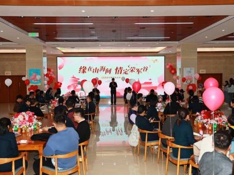 荣军谷里的浪漫邂逅：共赴巾帼之约