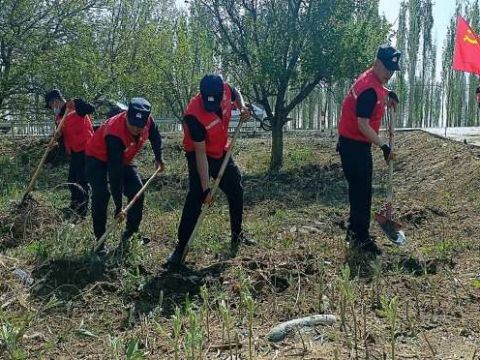 新疆和硕县公安局组织“党员先锋队”深入辖区开展“枝叶关情”志愿帮扶活动