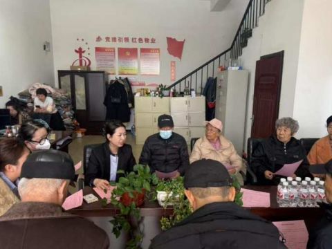 黑龙江省鹤岗市兴安区兴安路街道兴欣社区党委开展“书记民情碰头会  共商共治促交费”行动