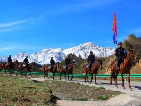甘肃肃南：飒！&ldquo;裕固骑警&rdquo;精彩亮相