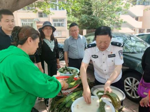 粽叶飘香情意浓 警民携手粽是情