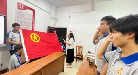 江西信丰二中举行2025年新团员入团仪式