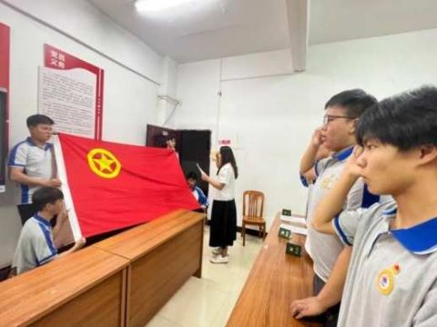 江西信丰二中举行2025年新团员入团仪式