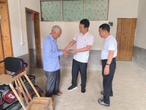 江西安远县塘村乡：“七一”送关怀 情暖党员心