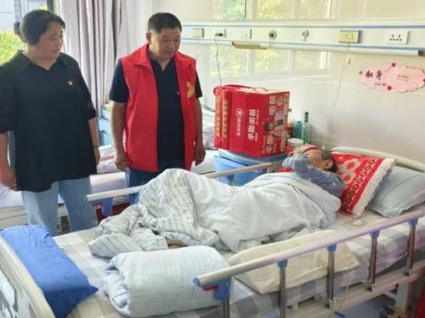 高温下的 "逆行者"：当村委班子在方桌上庆生，36℃成了最好的党龄勋章