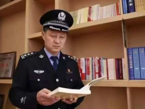 “铁脚板”与“大喇叭”：青岛崂山民警封建生织就小麦岛平安网