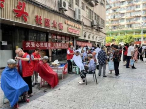 四川省达州市翠屏街道兴盛社区开展“爱心义剪传温情  健康服务惠民生 ”公益活动