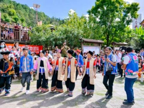 南华龙川镇：党建引领浇灌民族团结进步之花