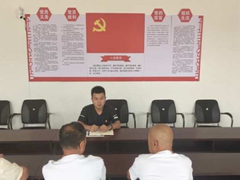 军衣底色下的多彩乡村——记“90后”党支部书记郑轲诚