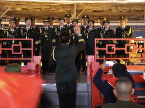 黄河之上忆英烈  光影河灯寄哀思——兰州市退役军人事务局举行纪念兰州解放76周年乘游轮放河灯活动