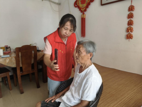 江西奉新罗山社区上门为高龄老人开展暖心认证