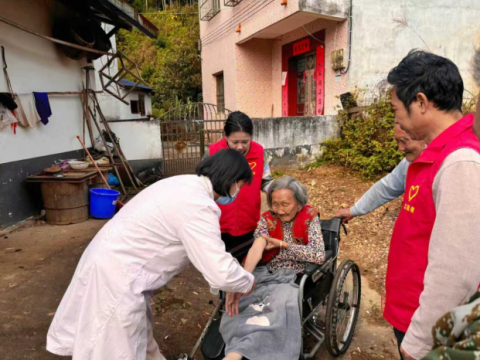 重阳暖夕阳！江西安远县塘村乡入户义诊把健康服务送到老人“家门口”