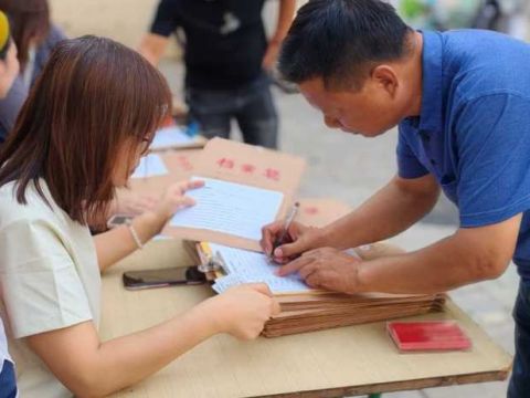 协助居民办房证 一心一意解民忧