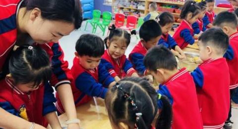 河北沧州市御宇社区：童心暖立冬 携手包团圆