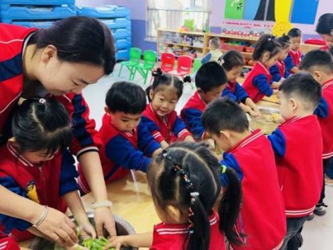 河北沧州市御宇社区：童心暖立冬 携手包团圆