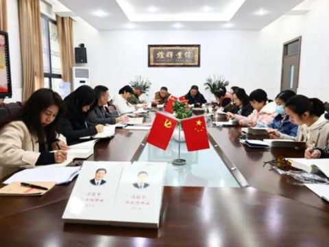 党味浓、干劲足，成都铁中红旗校区主题党日凝聚发展新动能