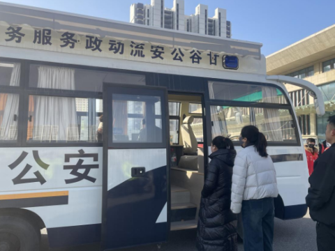 服务窗口&ldquo;动&rdquo;&nbsp;起来 安全知识&ldquo;活&rdquo;起来&mdash;&mdash;甘肃甘谷交警开展一体化便民宣传服务