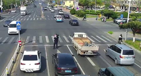 女童被甩出车外！车流中辅警暖心救助！