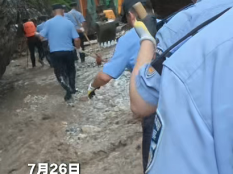 火速集结 奔赴一线开展抢险搜救