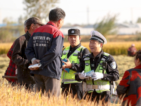 江苏盐都警方“路畅人安百村行”交通巡讲走进水乡田头