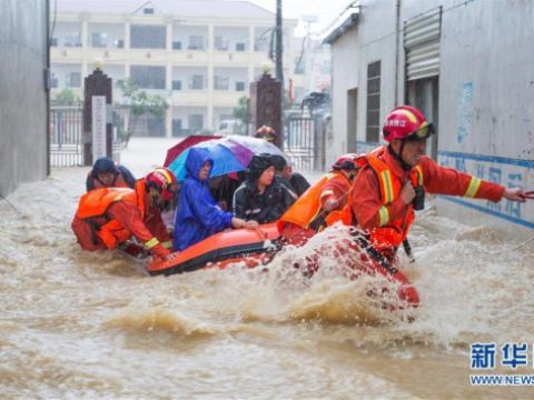 洪流敢挡 火海敢闯——江西省九江市消防救援支队盛绽“火焰蓝”